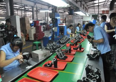 Vietnam-footwear-worker